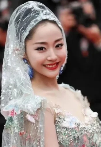 万千惠是缺父爱？还是表演型人格？不然真是难以理解她的迷幻行为。
比如会突然把三宝