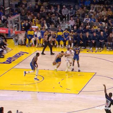原谅我看篮球少，这是库里太强了？还是现在 NBA 强度变弱了[泪奔]
这个球也有