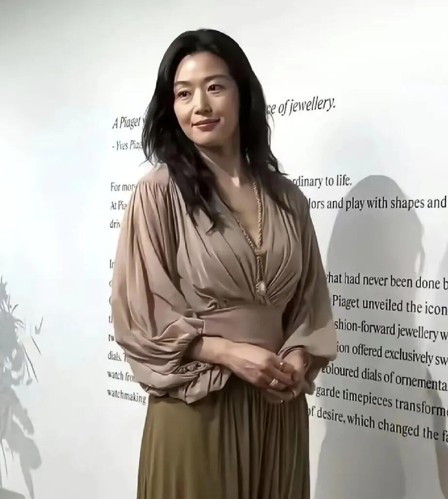 全智贤还不到50岁，也变得很路人了。美颜美颜和滤镜，脸上的皮肤特别黯淡，身材也逃