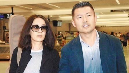 2004年10月初，一个叫王纳文的女人带着三岁的儿子召开发布会，说这是她和那英男