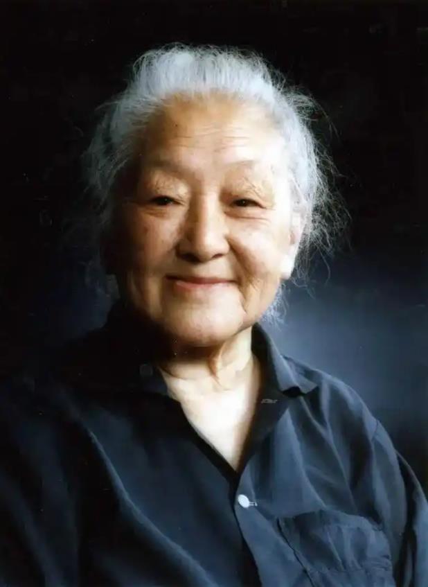 1978年，钱三强的妻子在菜市场上买菜时，用手摸了摸冬笋，售货员看她穿着补丁衣服