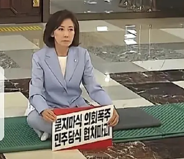 第二个李在明出现了！
韩国61岁女议员罗卿瑗为抗议李在明，竟选择在国会大厅彻夜长