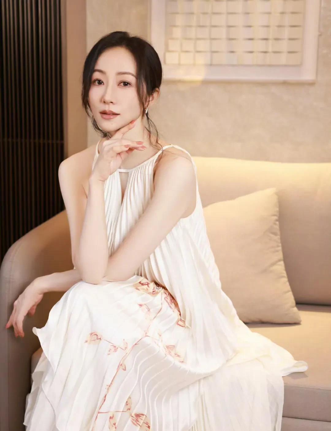 文物面前打强光，这事儿确实两边都该挨板子！
韩雪及同行者作为公众人物，在珍贵文物