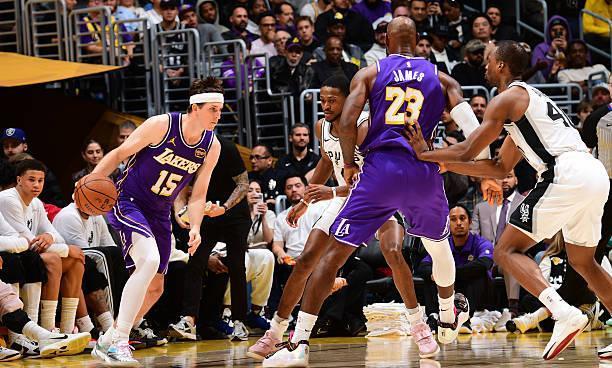 东子练好团队防守很重要
我始终认为，东子的进攻创造力很强，但是因为他不热衷于打快