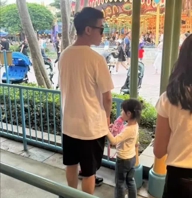 何猷君出了负面新闻，被家里人责备了认为他有损家族形象，让他以后多注意这方面，他开