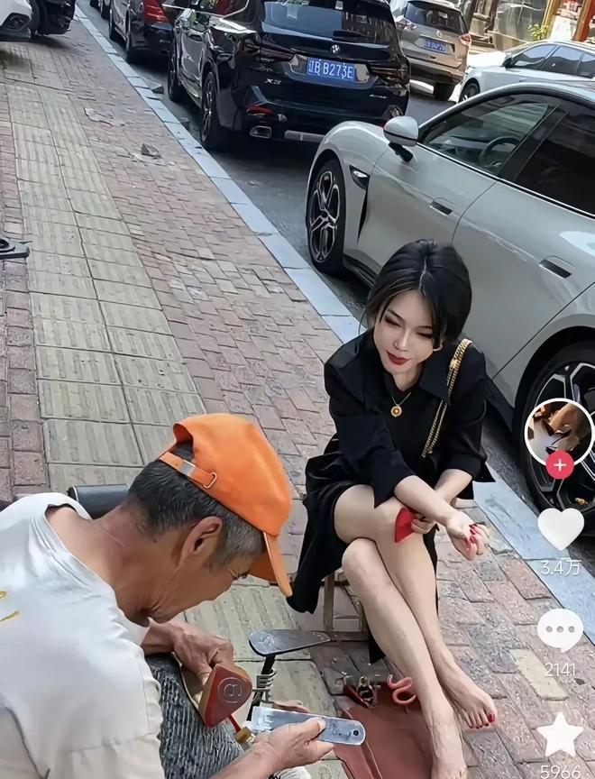 大街上看到的一幕。还别说，还真是美女美足，这位女士的脚还真是挺漂亮的。
不得不说