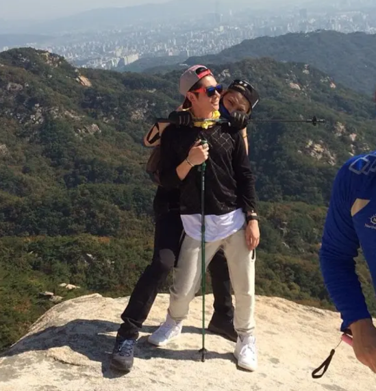 万万没想到！山东泰安，4个韩国男子来爬山，看了日出，登了玉皇顶，晚上来到一家餐厅