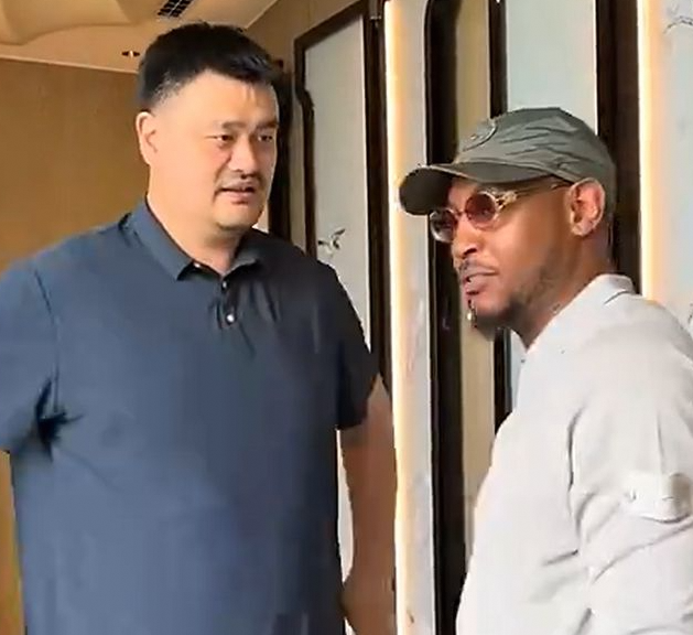 姚明卸任后减重成功 热情招待安东尼精神饱满