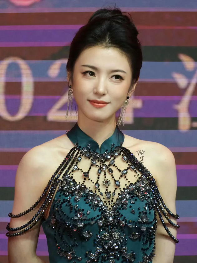 都在说景甜颜值被高估，
可真把她和娱乐圈一众女星放一块儿，差别立现！
那些网红脸