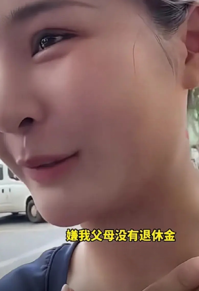 女生去相亲，因家庭被嫌弃！
女生眼含泪水：“男方看中我本人了，后面聊到家庭，嫌弃
