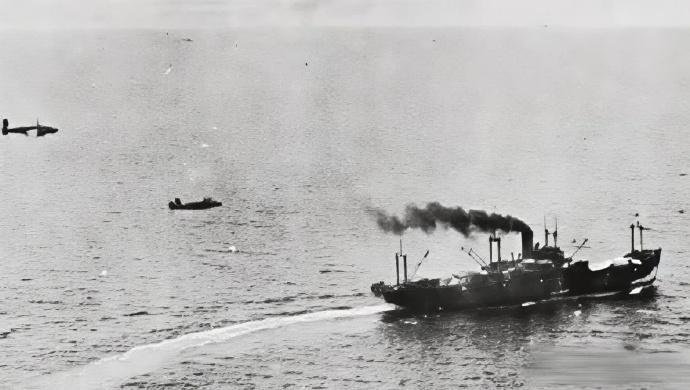 1943年，7900名从中国战场抽调出来的日军老兵，正坐船前往新几内亚，半路遭到