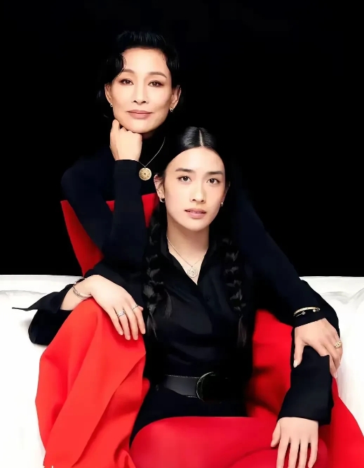 这对母女的美丽，远不止于外表，更是一种自信与从容的生命力的体现。陈冲作为一代女神