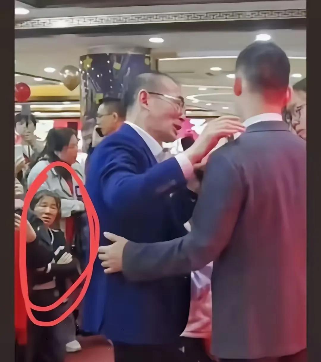  直播首秀，妈妈的战场

妈，您真的要直播？谢浩楠看着妈妈在镜子前反复试妆，