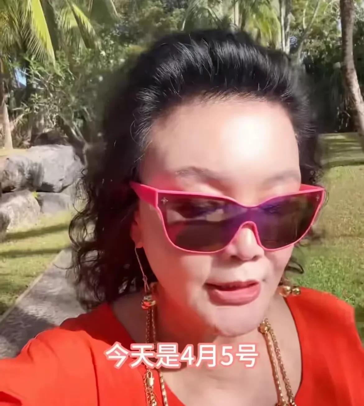 原来大S坐过两次包机
第①次是汪小菲包的
是在2015年小玥儿满周岁时
一家人开
