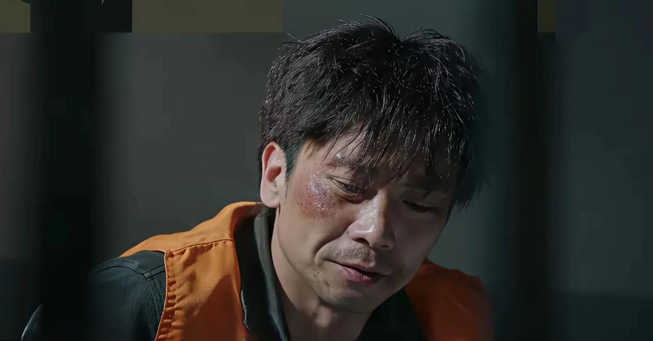 追剧《利剑·玫瑰》青皮被抓，受审时一副死猪不怕开水烫的样子，拒不交代犯罪事实。 
