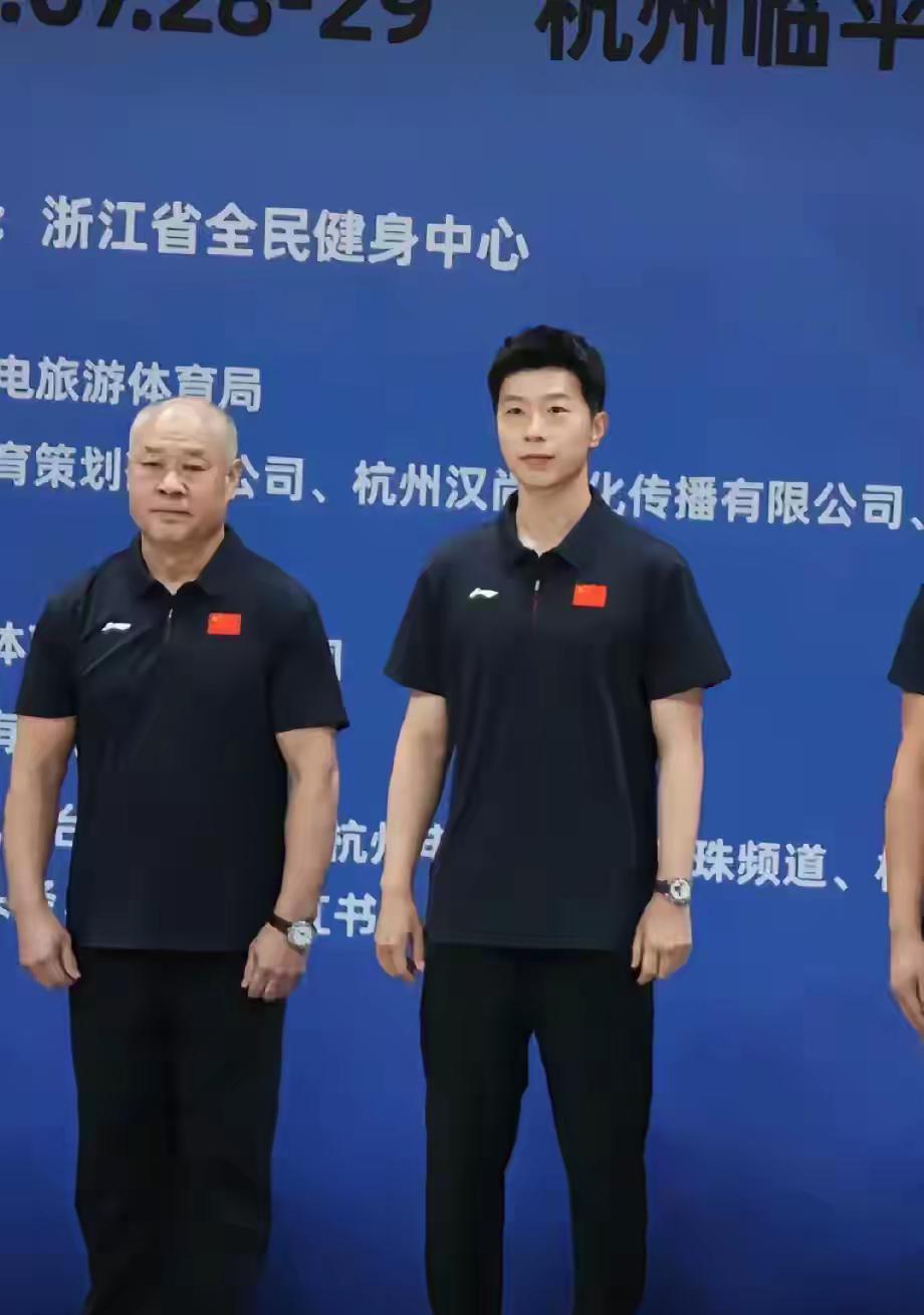 马龙今天以乒协副主席的名义参加在杭州举行的“浙江青少年杯乒乓球联赛”，在开幕式上