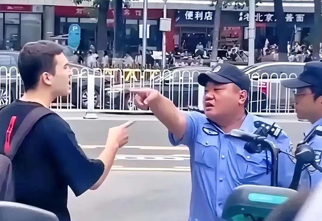 “在中国，就得守咱们的规矩！”  五月二十一日，天安门广场发生的一件事，迅速在网