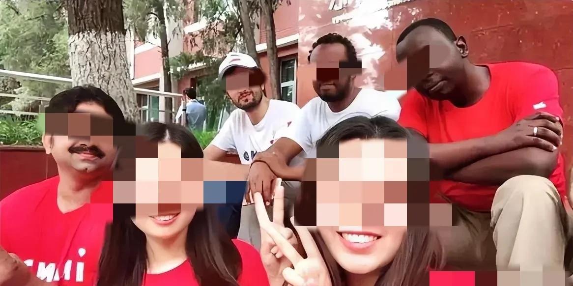 对留学生，应当收取借读费！要知道我们对本国学生跨县上学都要收借读费，对国外没有纳