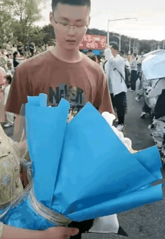 心酸又真实！孩子刚出考场转身就走，妈妈捧花追着献“仪式感”，却被嫌弃：我只想安静