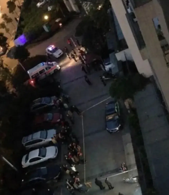 请珍惜生命！
邻居40岁女人，凌晨三点从18楼跳下，留下两个孩子，太可惜了！
