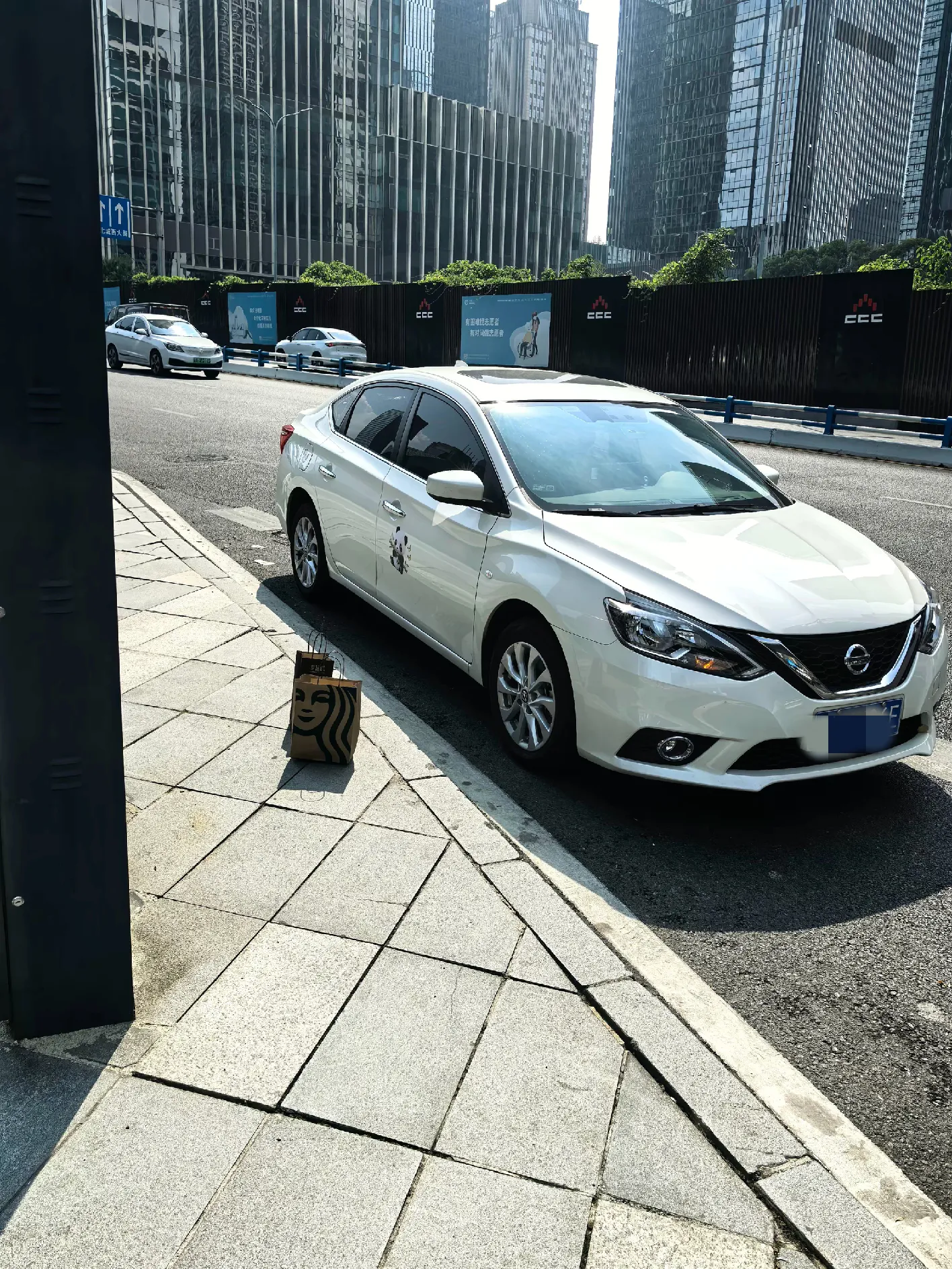日产的轩逸白色要加两千，但是很不值，因为发黄最严重，丰田的白色加两千还勉强过得去