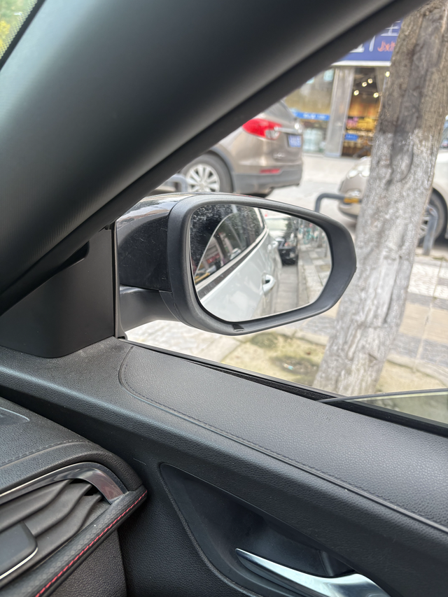 后视镜折叠
最近右边这个后视镜折叠展开每次都不到位，这个在质保期内能去免费索赔吗