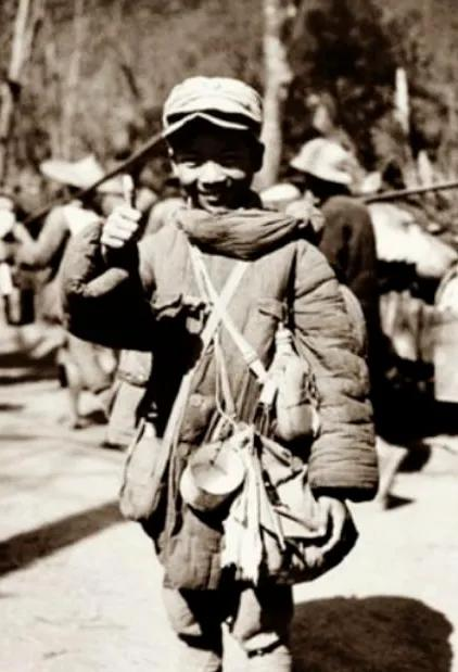 1936年，12岁的小红军为掩护队友，不幸滚落山下，晕了过去。不料，他恢复后，又