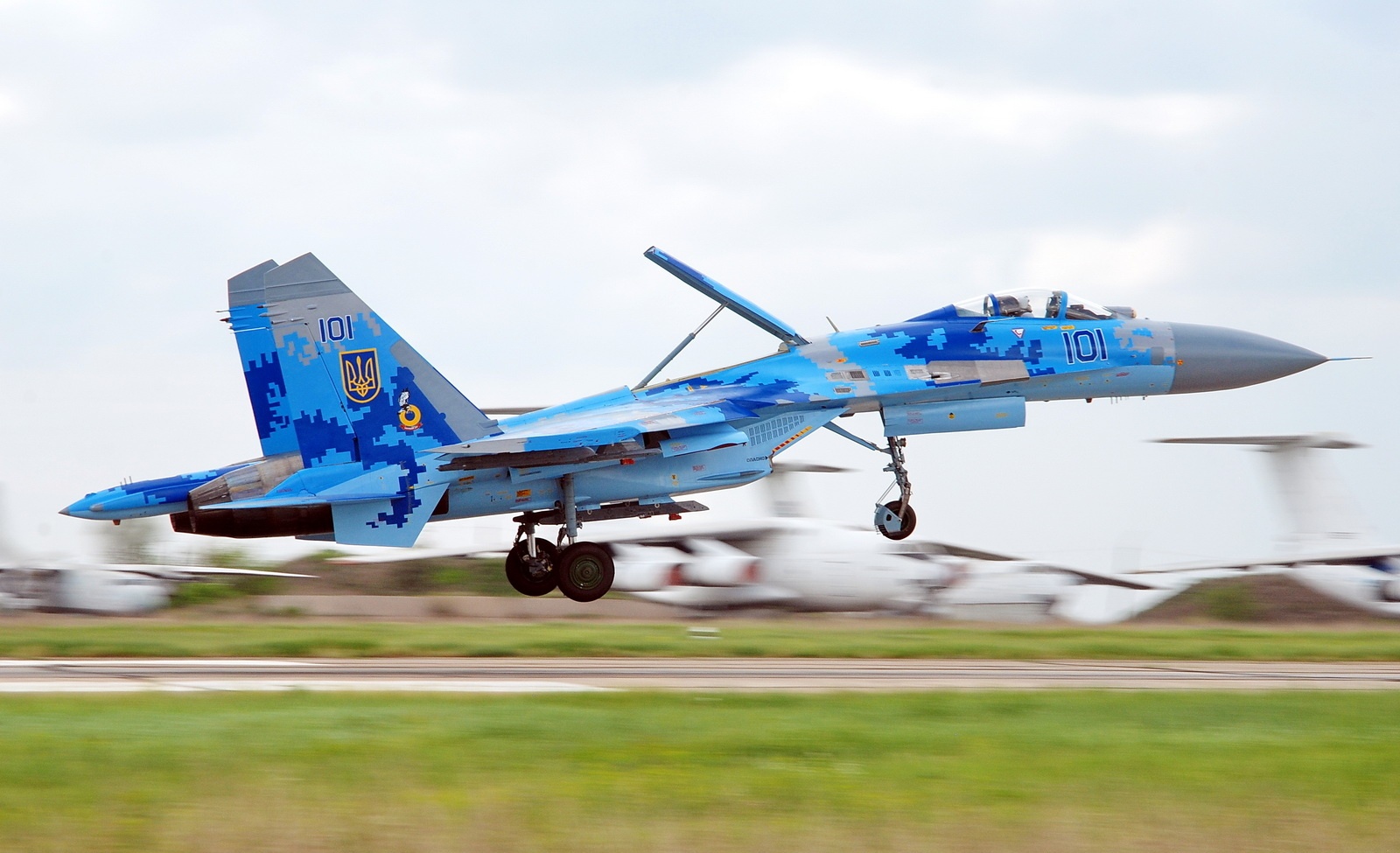 罗马尼亚国防部表示，俄军在7月20日凌晨对乌克兰发起大规模空袭时，包括苏-27战