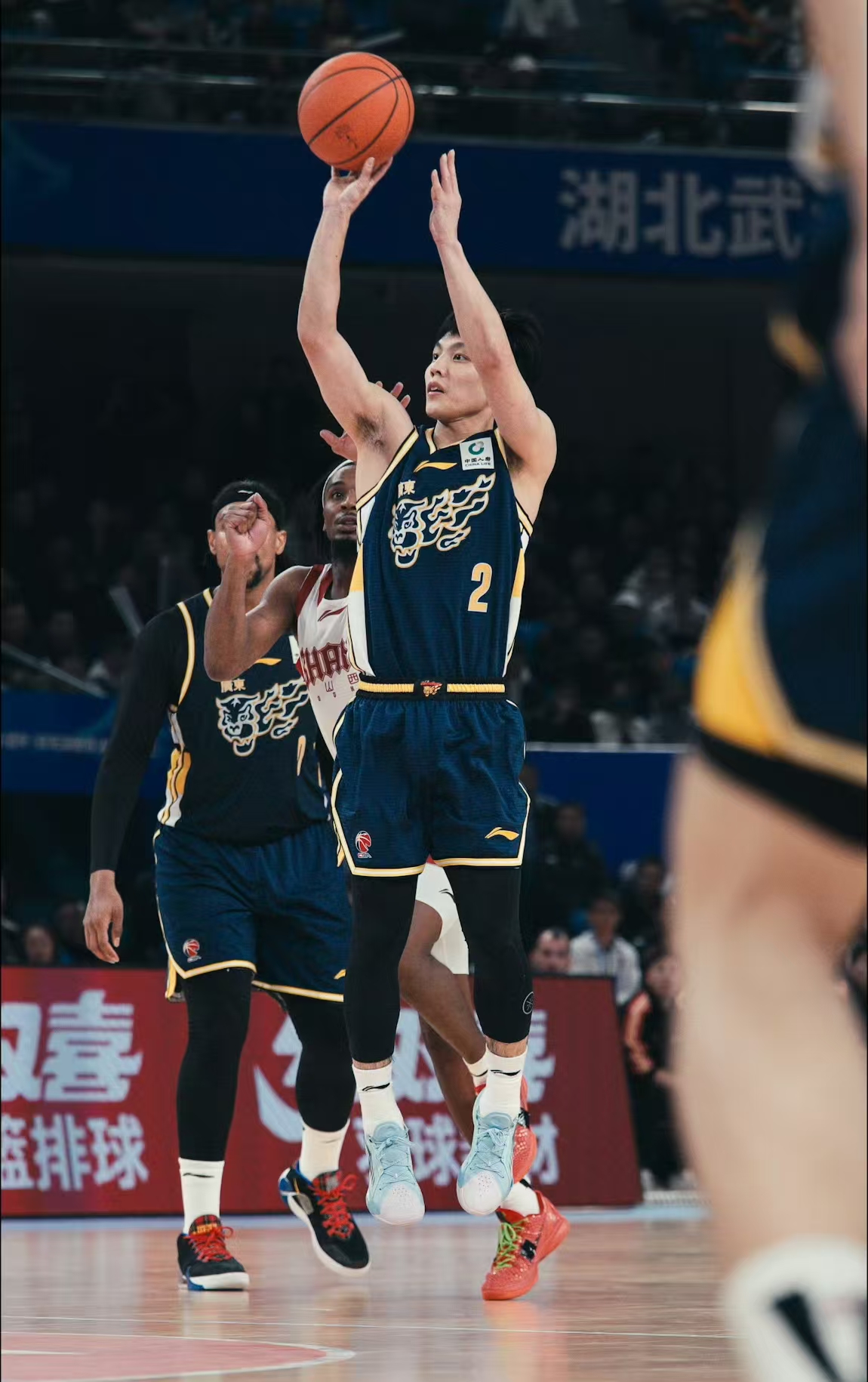 萨林杰前三节扮演篮板手和一传手，末节开启得分模式，跟徐杰绝配