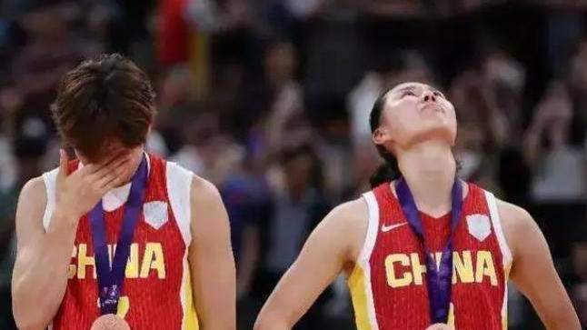 仰天痛哭、秒摘奖牌，王思雨的赛后发言，没给宫鲁鸣留一丝体面