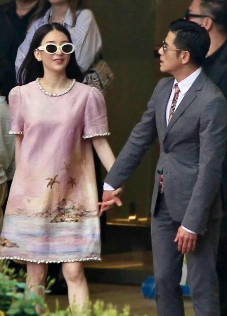 郭富城参加活动的时候，亲口官宣方媛怀三胎啦！郭富城都59了，方媛37，两人结婚8