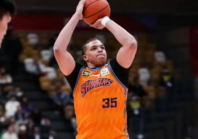 上海男篮客场遗憾落败，就把这场比赛的失利当作交学费。想要跻身四强，就得有能力战胜