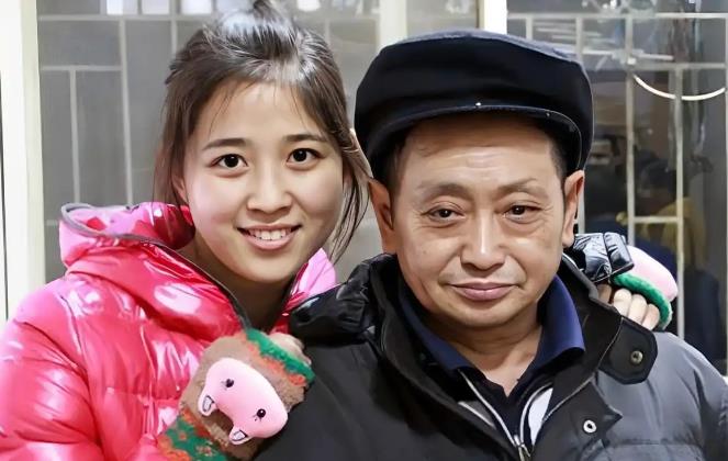 1990年，重庆一光棍捡到个被遗弃的女婴，他将女婴抱了回家，含辛茹苦的养大，多年