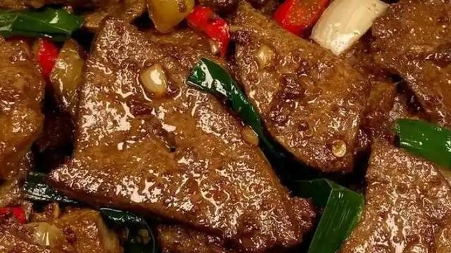 蒜叶炒猪肝：鲜嫩猪肝与清香蒜叶的完美邂逅