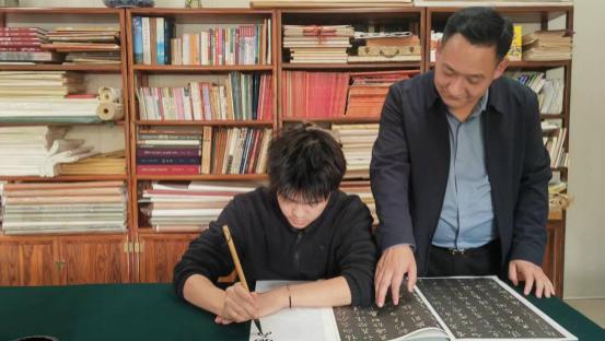 李俊龙：墨润集云，笔耕不辍