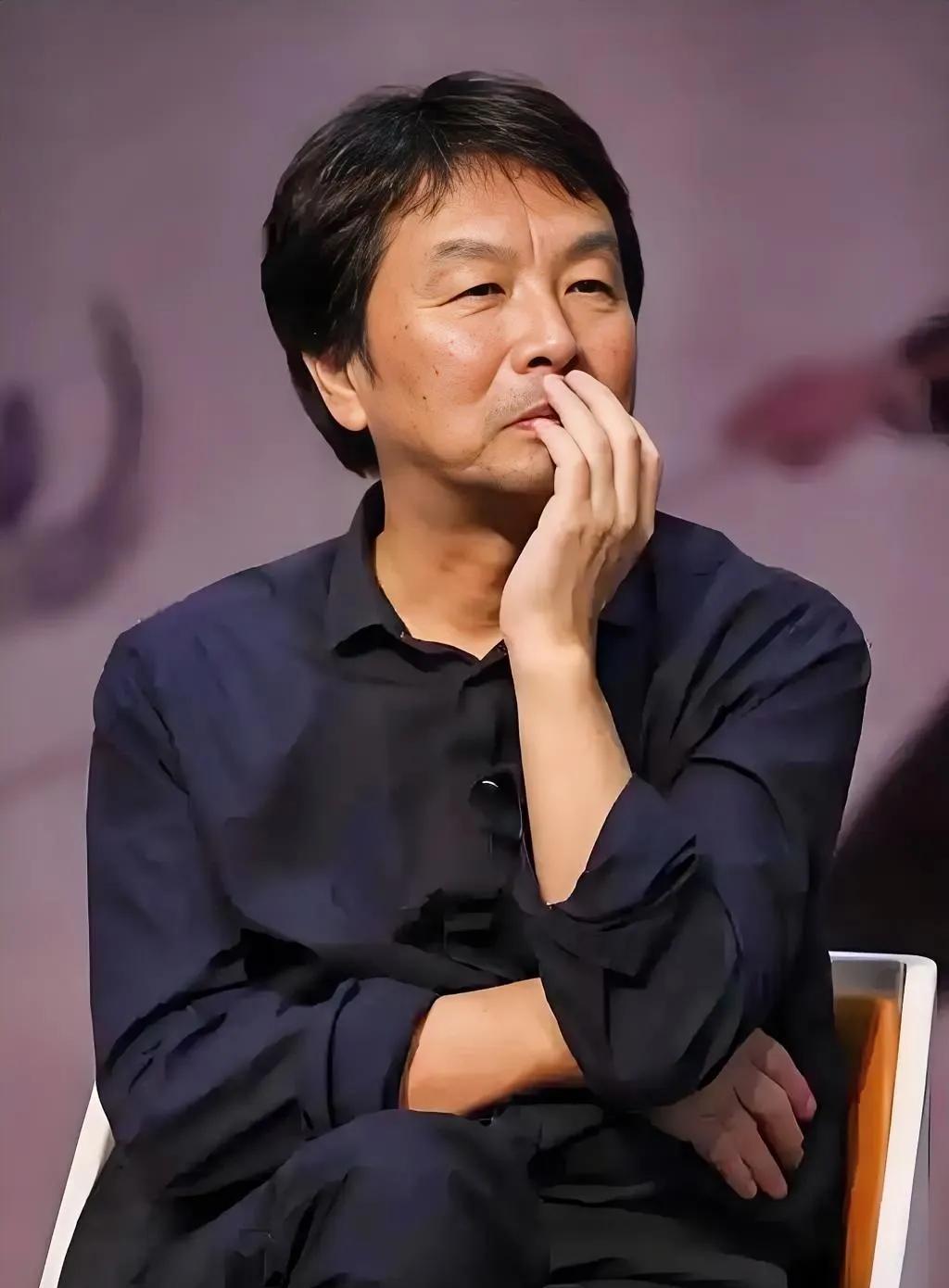 刘震云说：“在上层社会，女人像猫一样乖巧温顺；在下层社会，女人像狗一样呲牙咧嘴；