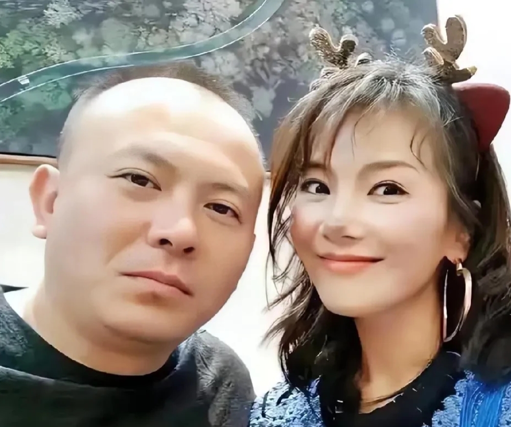 王珂这样评价刘涛：“让她炖鸡，她能炖；让她生孩子，一年生一个；让她复出，也干得不