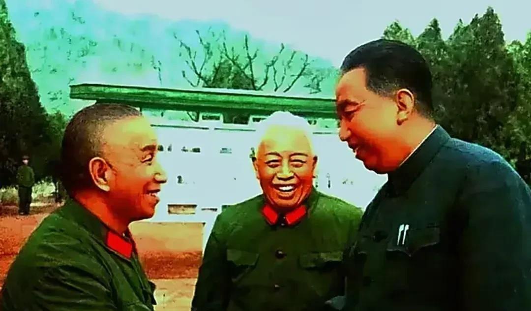 华国锋主席接见开国大将粟裕时的珍贵留影。二人亲切握手，看粟裕的眼神，满是喜悦与敬
