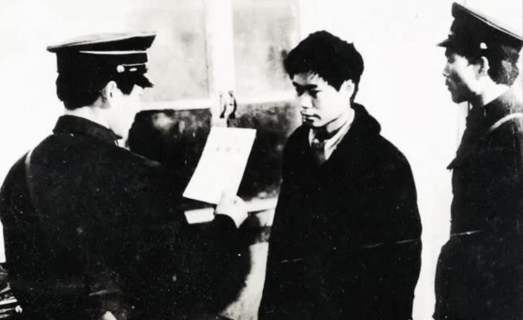 1954年秋，一个烟贩李永生正在西单街头摆摊，有几位穿风衣的顾客过来，拿起一包大