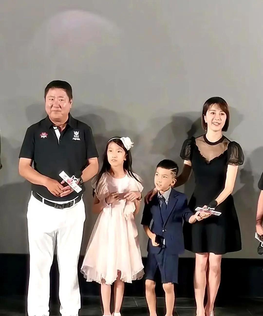 金巧巧估计很后悔吧，
不是后悔说演不了农村人被嘲，
也不是后悔跟吴启华分手，而是