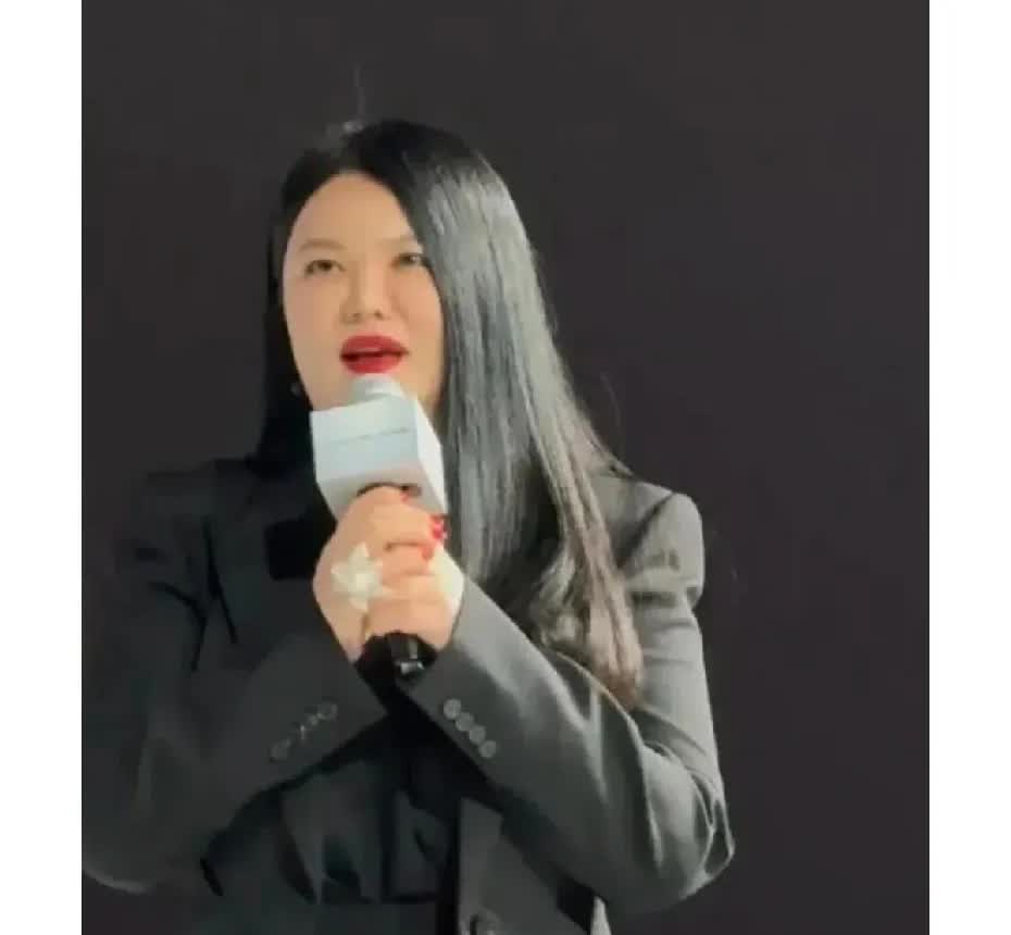 李湘近态曝光，黑长直都遮不住这发福。胖+黑长直+全身黑衣服=整体看起压抑。如果把
