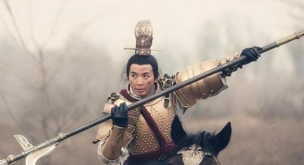 方杰，这位被称为“小吕布”的猛将，凭借一身绝世武艺，曾在战场上所向披靡，挑战梁山