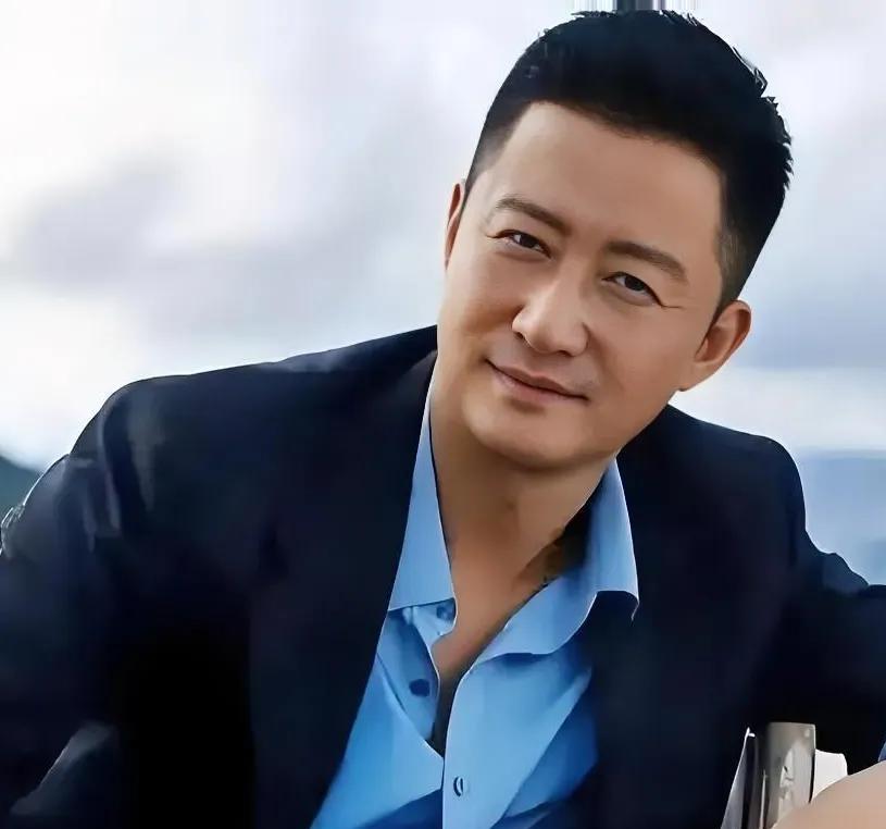 终于搞清楚吴京的新电影《镖人》
为什么要找那尔那茜出演女主了
不是因为她背后有Z