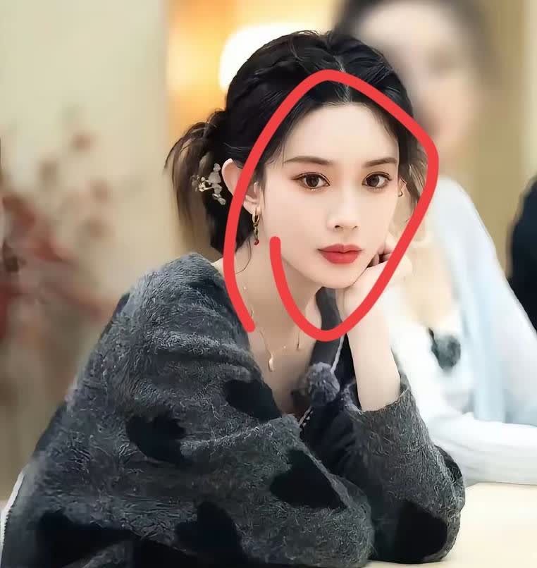 都知道吴宣仪、
虞书欣家境优渥，
可万万没想到，还有位女星比她们更壕，她就
