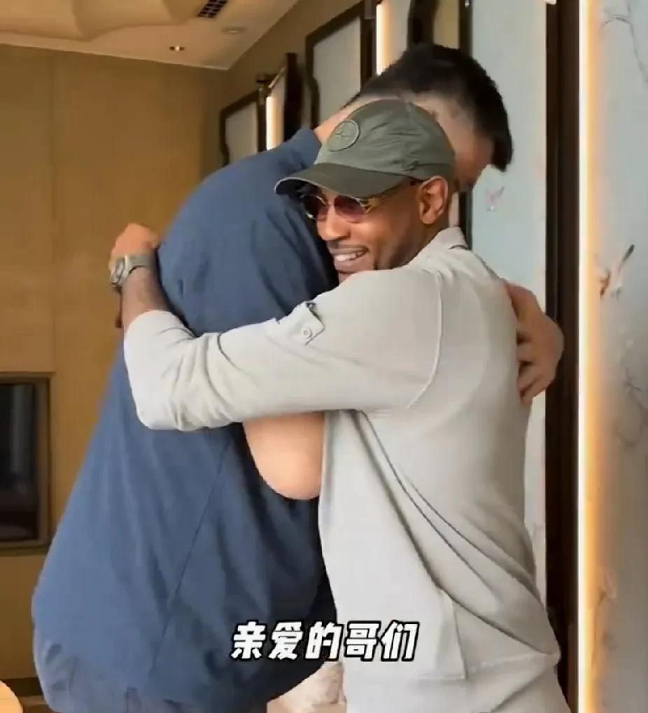 瓜哥安东尼中国行，姚明在上海请安东尼吃了一顿饭，两人叙叙旧！
瓜哥：姚，亲爱的哥