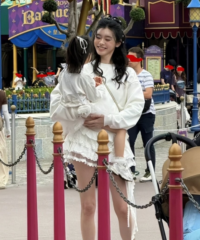 36岁的奚梦瑶，刚在社交媒体晒出了与二胎小公主亲子照片，真的太有爱了。178的身