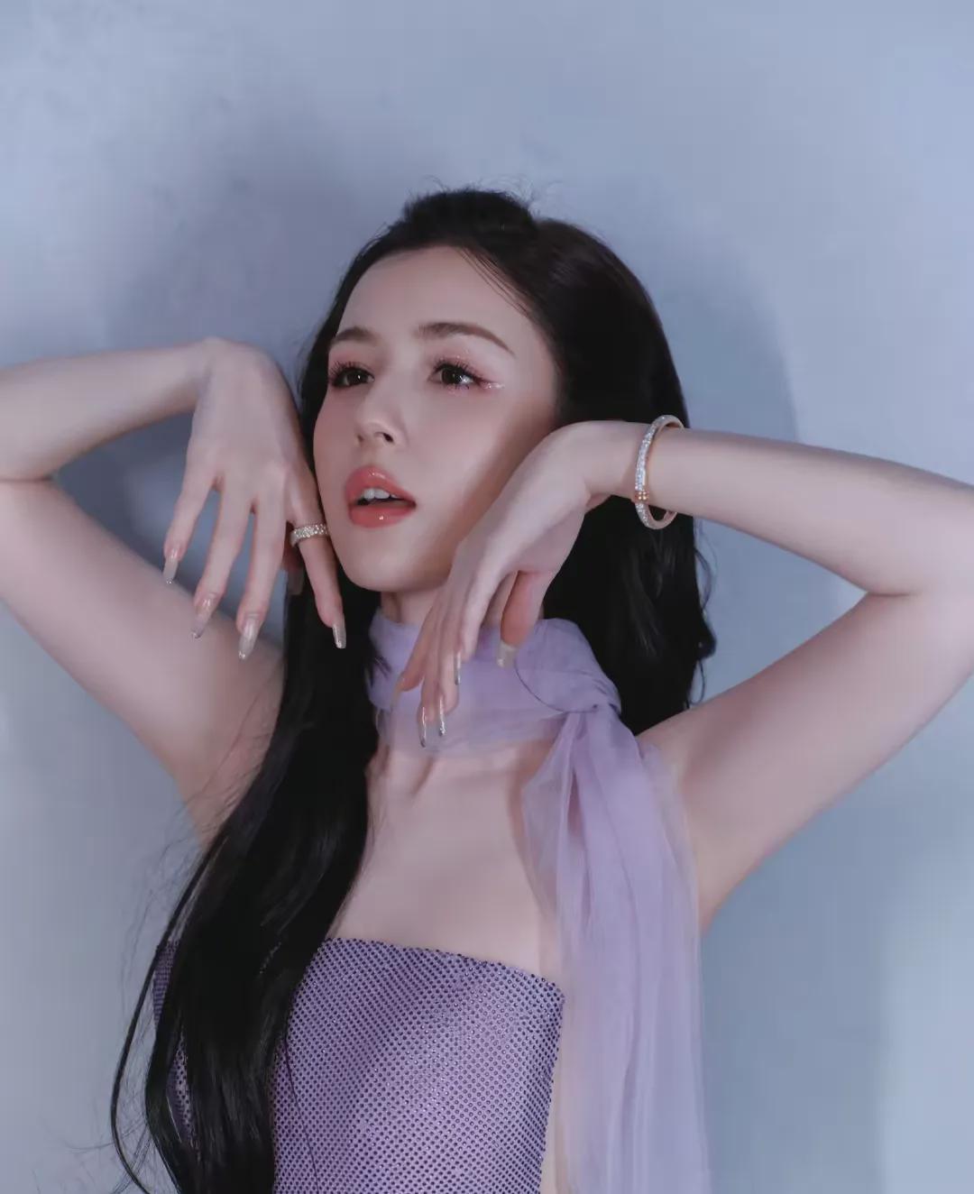 哈妮克孜太美啦！火辣的身材，迷人的气质，不愧是大美女一枚！让人想起晴空万里，阳光