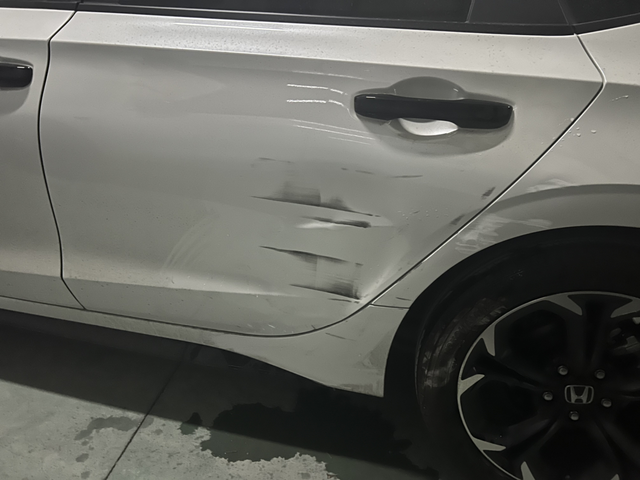 补漆和钣金的问题
这个要怎么处理
20码掉头 挂上车库墙棱角上的反光条了
下面的