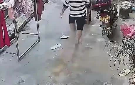 7月2日，广东一男子在外上班有了第三者后，回家向妻子提出离婚，妻子接受不了，哭得