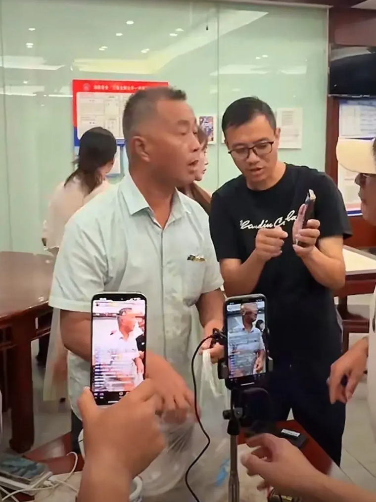 沈巍是打不死的小强。上海白鹤基地被封，他暂停写字绘画，唱歌依然火爆。8月29日，